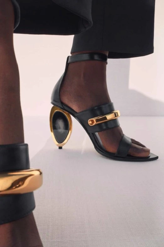 O οίκος Alexander McQueen παρουσίασε την Pre-Fall συλλογή του