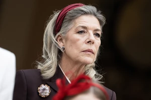 Η Charlotte Casiraghi δεν φοράει μόνο Chanel | To κομψό φόρεμα προσιτής πολυτέλειας που είναι απαραίτητο σε κάθε καλοκαιρινή γκαρνταρόμπα