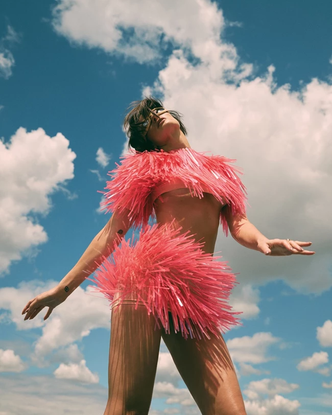 H Isabeli Fontana φωτογραφίζεται αποκλειστικά για το Harper's Bazaar