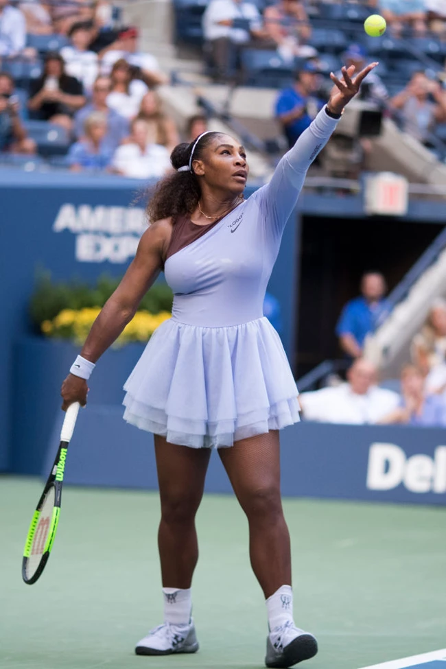 Serena Williams | Δείχνει τη συλλογή της με sneakers που είναι εμπνευσμένα από τα πιο iconic looks της στο γήπεδο