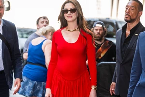 Πώς η Anne Hathaway παρέδωσε μαθήματα... θεϊκού maternity στιλ με μίνι φόρεμα στο press tour της "Οδύσσειας"