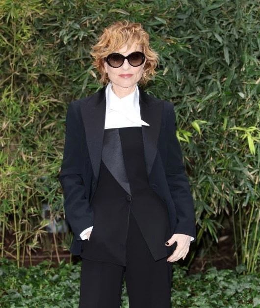Η Isabelle Huppert υιοθέτησε ένα από τα πιο stylish κουρέματα για γυναίκες άνω των 60