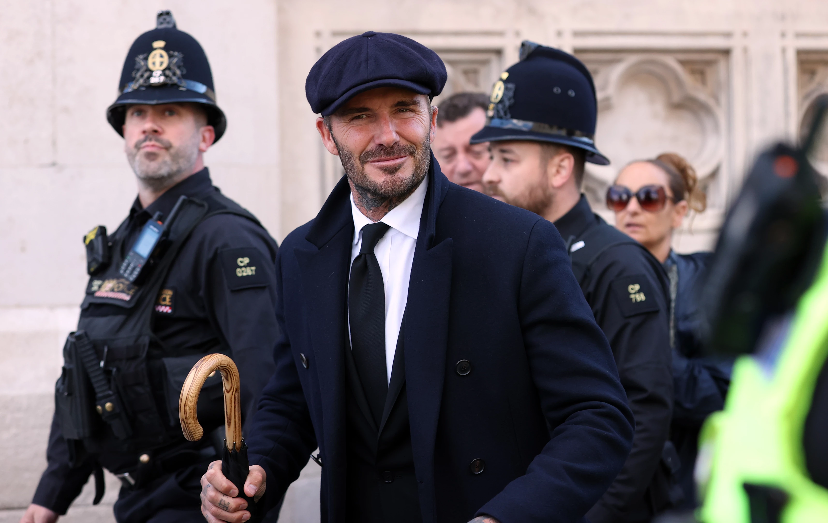 David Beckham | Το ασυνήθιστο δώρο που πρόσφερε στον φανερά ενθουσιασμένο βασιλιά Κάρολο