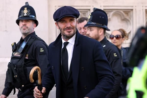 David Beckham | Το ασυνήθιστο δώρο που πρόσφερε στον φανερά ενθουσιασμένο βασιλιά Κάρολο