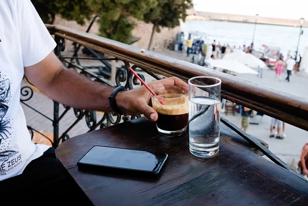 Γιατί ο καφές σερβίρεται πάντα με ένα ποτήρι νερό; Ο πραγματικός λόγος