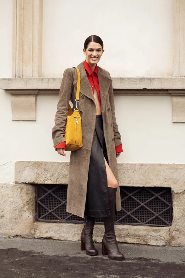 Καφέ μπότες με δερμάτινη φούστα και σουέτ παλτό