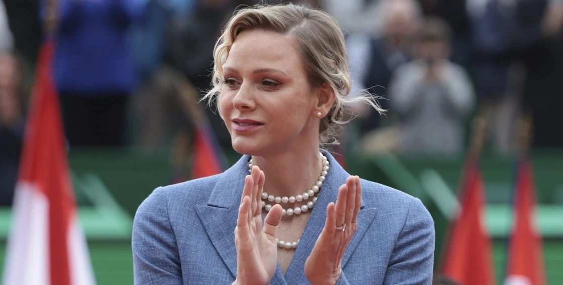 H Charlene του Μονακό με λευκό φόρεμα χωρίς πλάτη στην τελετή απονομής της Χρυσής Μπάλας