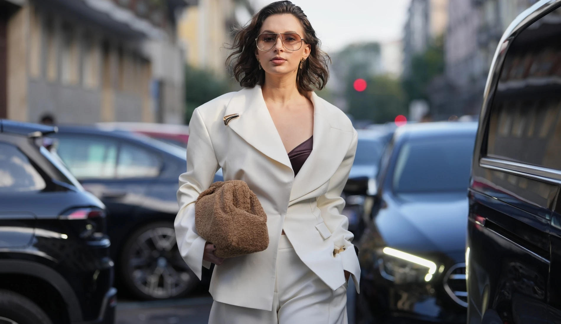 Το suede blazer από τη Mango που ταιριάζει με όλα τα ανοιξιάτικα φορέματά σας