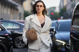 Το suede blazer από τη Mango που ταιριάζει με όλα τα ανοιξιάτικα φορέματά σας