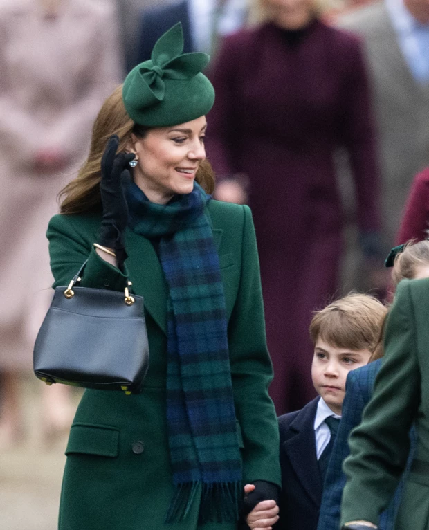 H Kate Middleton στη χριστουγεννιάτικη λειτουργία τον Δεκέμβριο του 2024 με σκουλαρία από blue topaz.