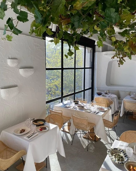 Το Oursin είναι το νέο εστιατόριο του Jacquemus στο Παρίσι, εμπνευσμένο από τη Μεσόγειο