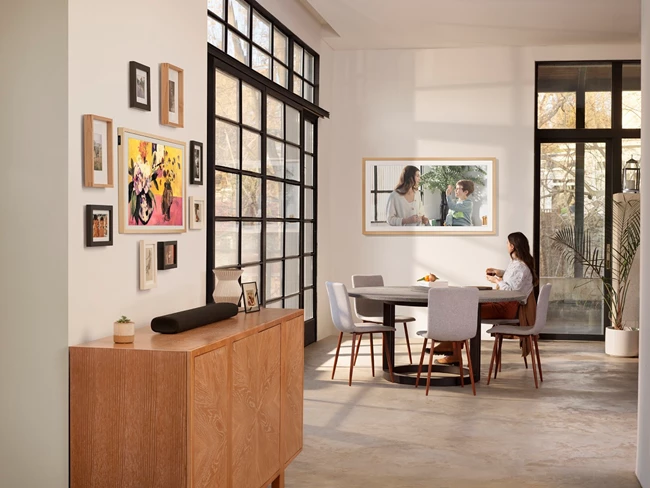 Ανοίξτε ένα παράθυρο στην τέχνη από το σπίτι σας