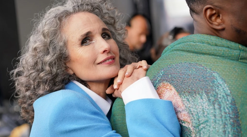 Η Amal Clooney υιοθέτησε το πιο όμορφο καστανό χρώμα μαλλιών του χειμώνα