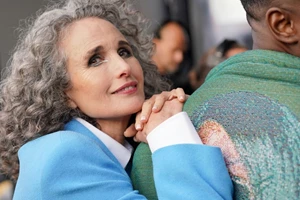 Η Amal Clooney υιοθέτησε το πιο όμορφο καστανό χρώμα μαλλιών του χειμώνα