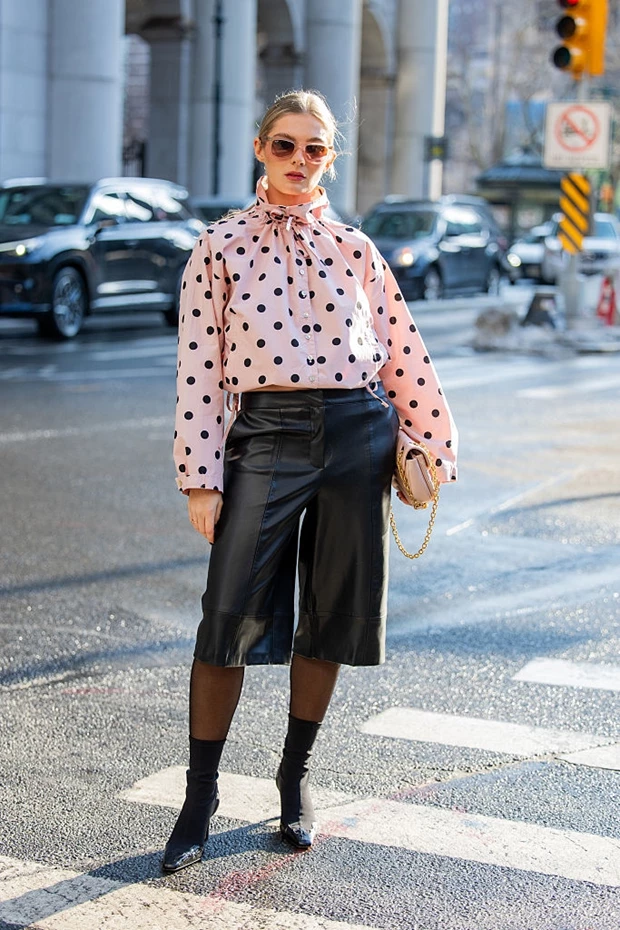 Γυναίκα με δερμάτινη φούστα και πουά τοπ στη Νέα Υόρκη.