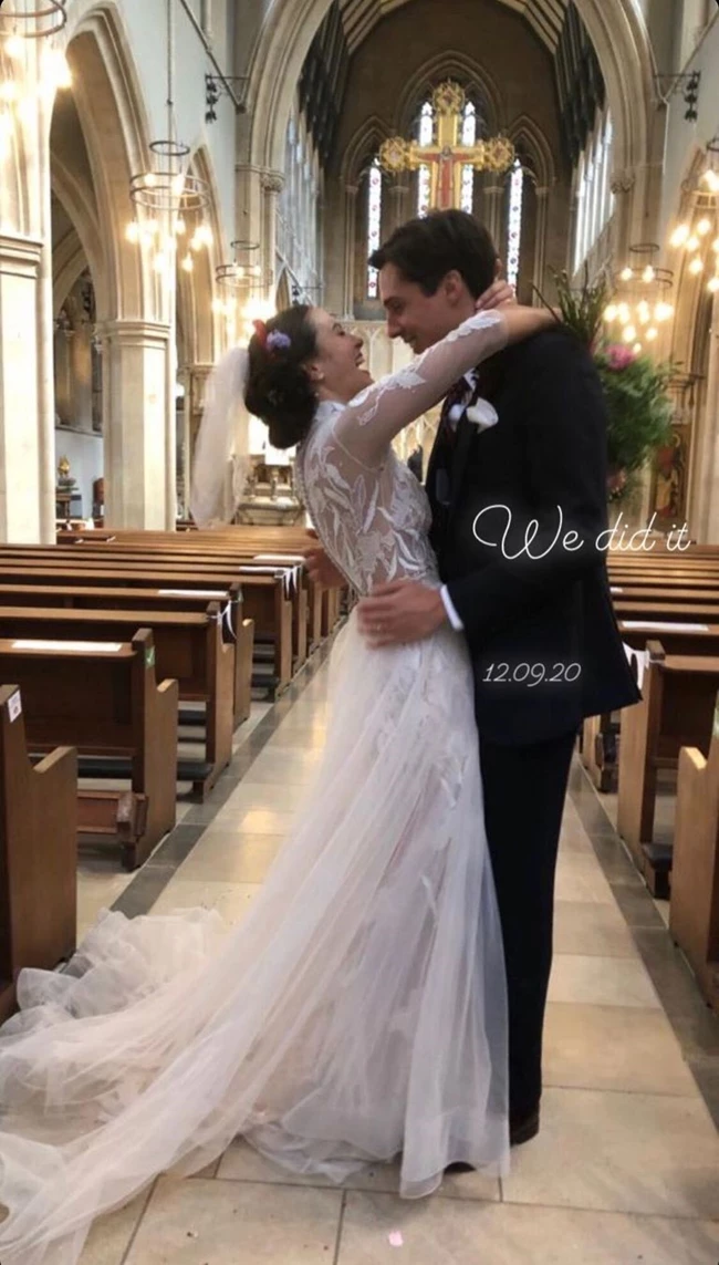 Jessica Brown Findlay | Οι φωτογραφίες από τον γάμο της πρωταγωνίστριας του Downton Abbey