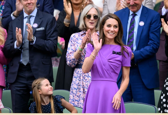 Πριγκίπισσα Charlotte & Pippa Middleton | Η αντίδρασή τους όταν η Kate Middleton έλαβε παρατεταμένο χειροκρότημα στον τελικό του Wimbledon