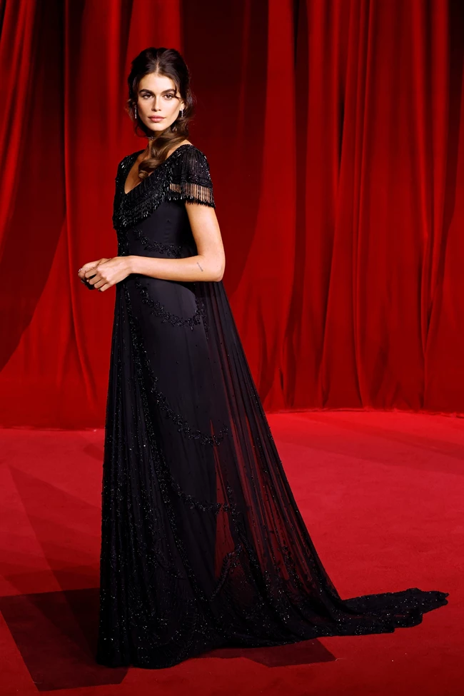 H Kaia Gerber με vintage Givenchy Couture.