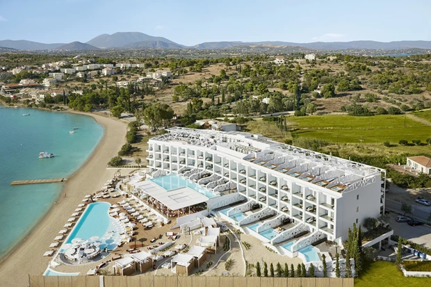 Το παραθαλάσσιο resort στην Πελοπόννησο που επαναπροσδιορίζει την έννοια της πολυτέλειας