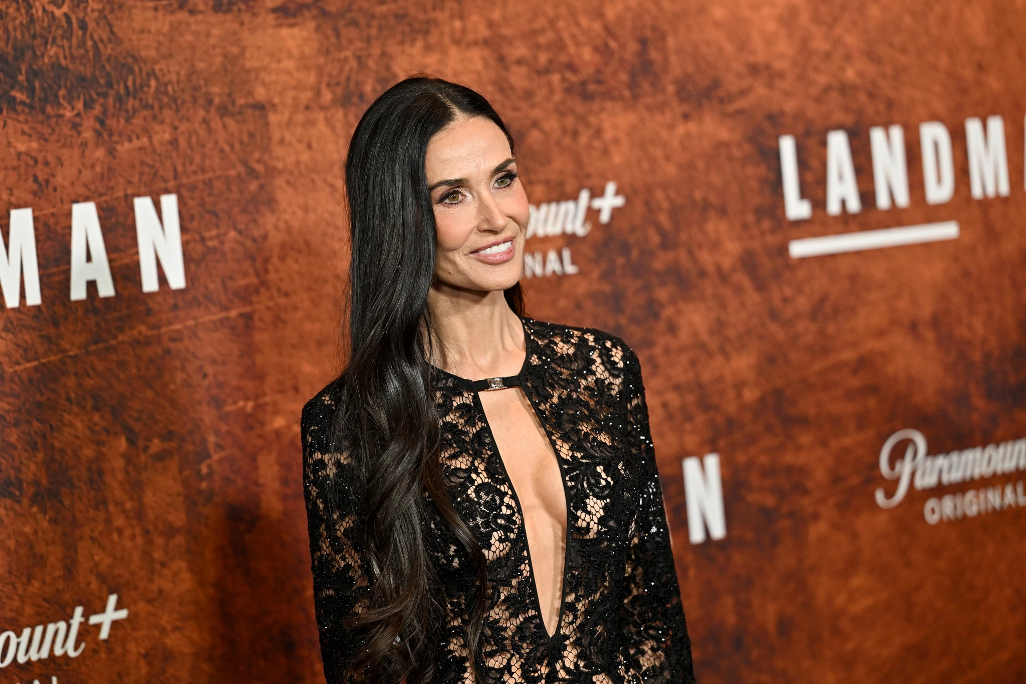 Demi Moore | Η εντυπωσιακή glam εμφάνιση με Gucci gown στην πρεμιέρα της σειράς Landman στη Νέα Υόρκη - Το Harper's Bazaar Greece ήταν εκεί