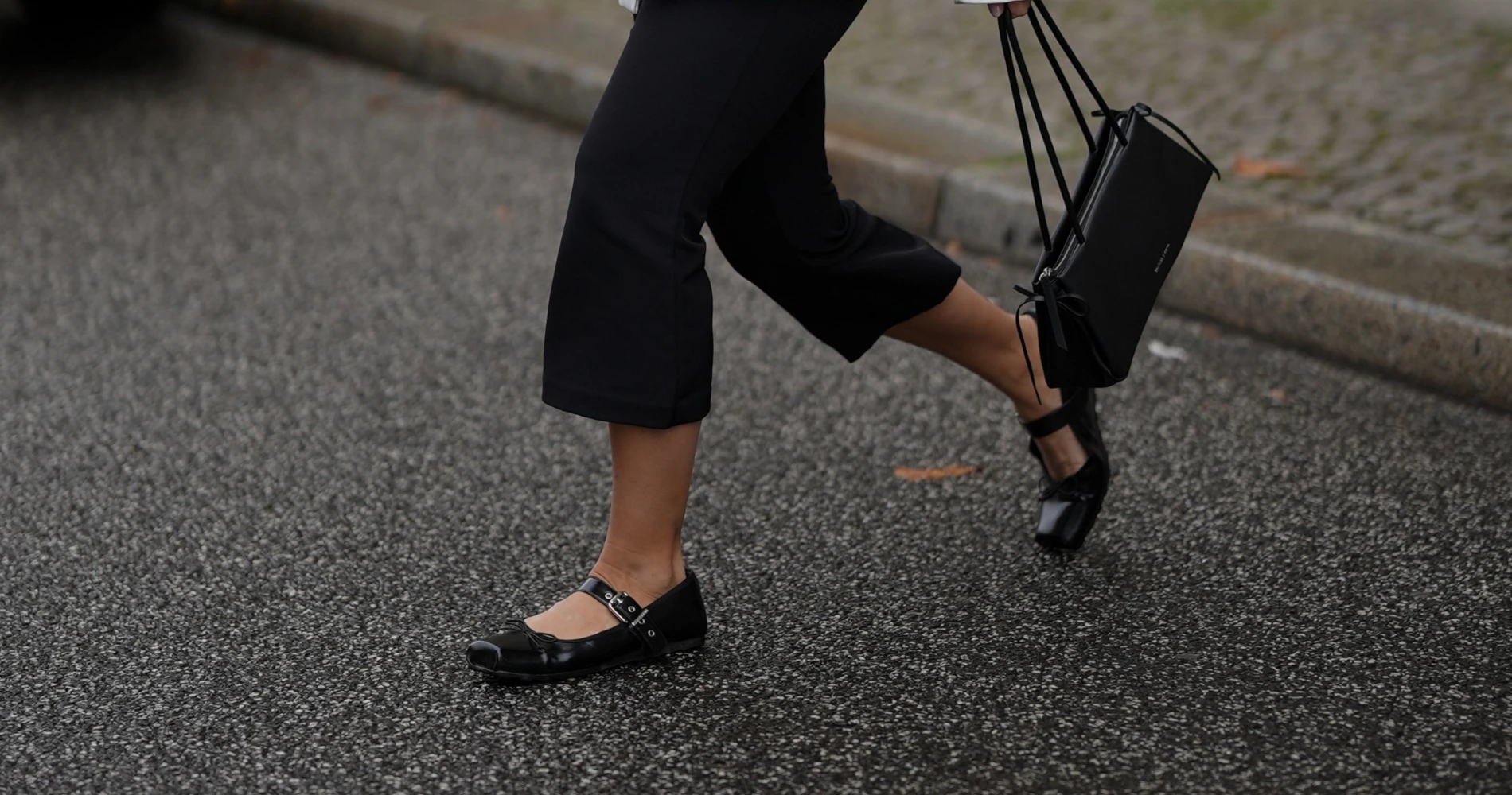 Οι suede μπαλαρίνες από τα Marks & Spencer που θα φοράτε καθημερινά στο γραφείο