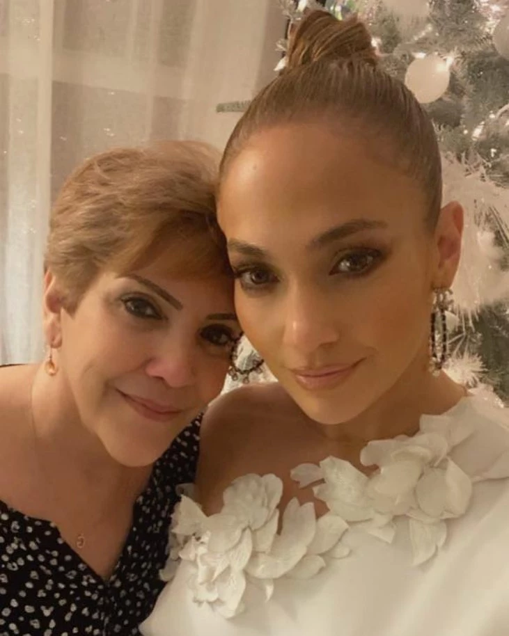 Η Jennifer Lopez αποκάλυψε το skincare μυστικό που τη διατηρεί νέα τόσα χρόνια