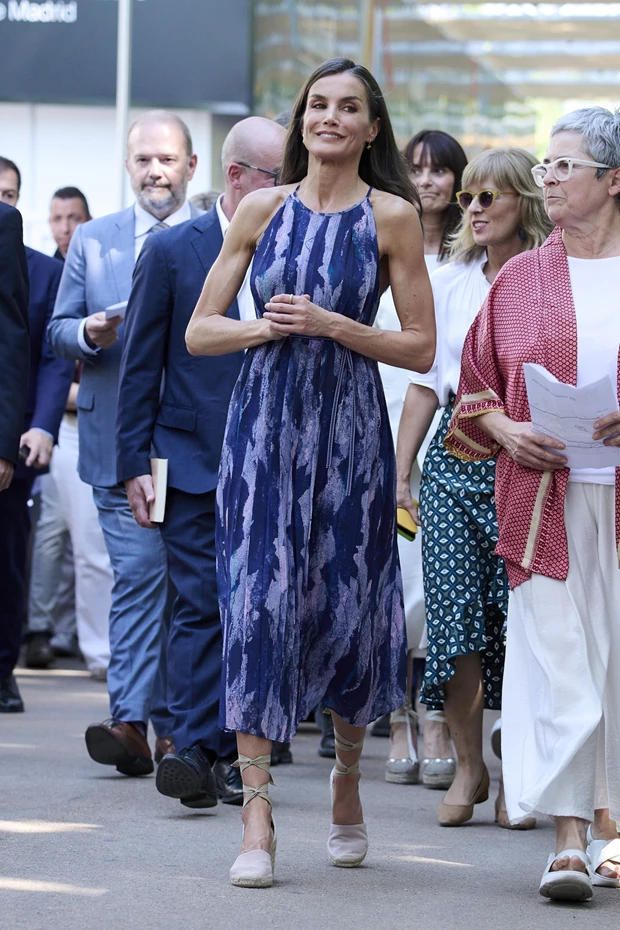 Η Βασίλισσα Letizia μόλις κήρυξε την έναρξη της σεζόν που φοράμε εσπαντρίγιες | Το κομψό καλοκαιρινό της look