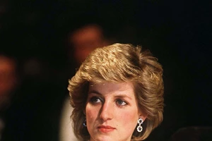 Emma Corrin | Η ηθοποιός που υποδύθηκε την Diana στο 'The Crown' εξηγεί γιατί η πριγκίπισσα ταυτίζεται με την ΛΟΑΤ+ κοινότητα