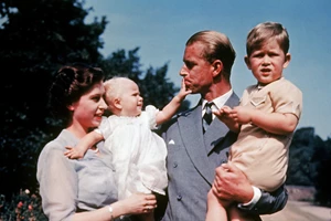 Gillian Anderson | Τα αστεία στιγμιότυπα με την Olivia Colman στα γυρίσματα του The Crown