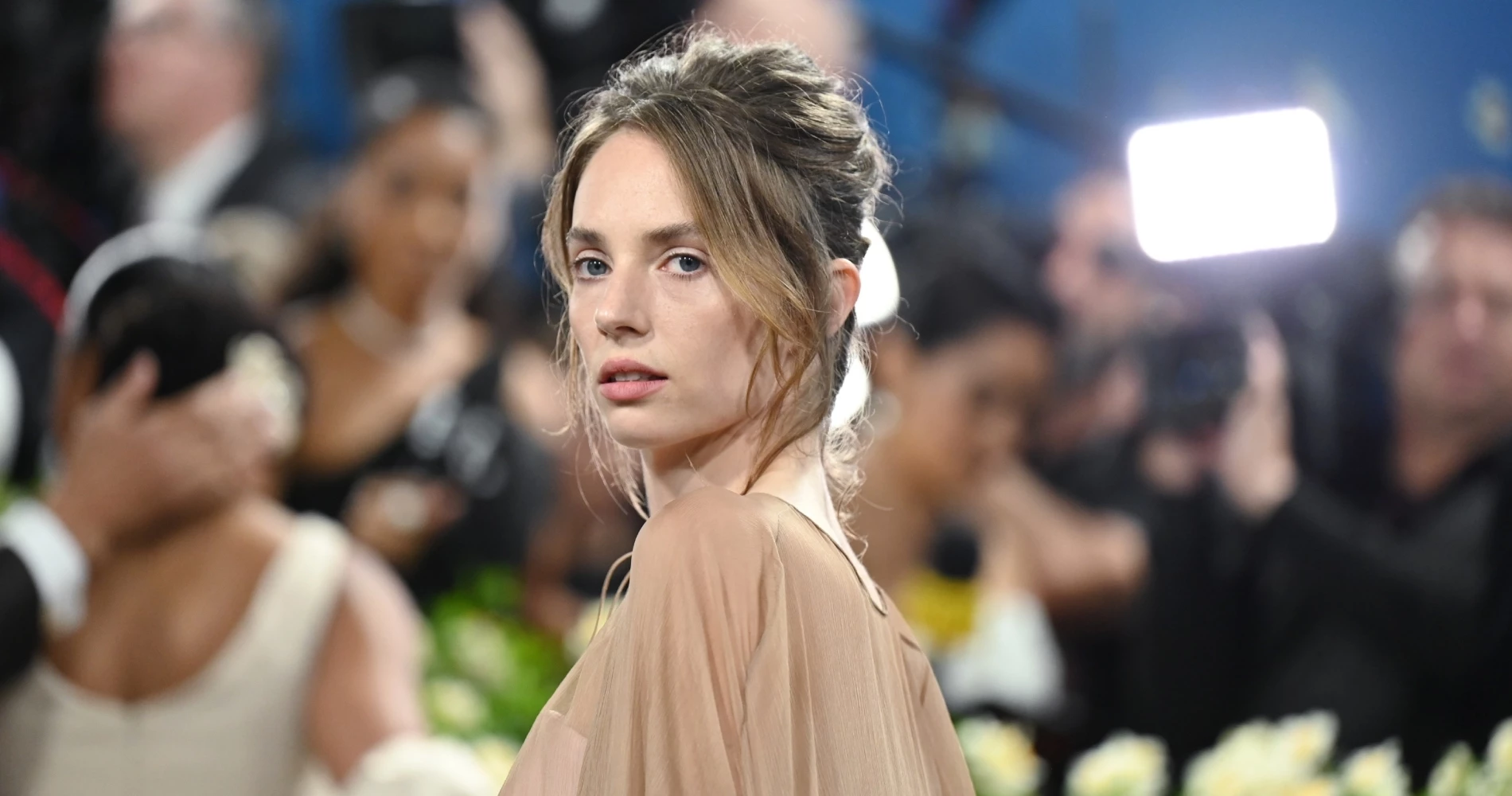 Sydney Sweeney | Το hair look της στο κόκκινο χαλί είναι η effortless πρόταση για τις καλοκαιρινές σας εμφανίσεις