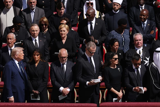 Βασίλισσα Letizia | Το ιστορικό κόσμημα που φόρεσε στην κηδεία του Πάπα Φραγκίσκου