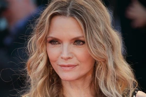 Sienna Miller | Το αγαπημένο της serum κάνει την επιδερμίδα να δείχνει αισθητά πιο σφριγηλή