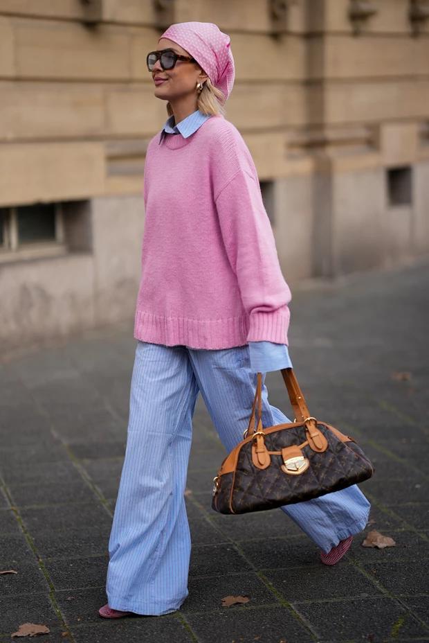 Ροζ πλεκτό πουλόβερ με πουκάμισο και μαντήλι στο κεφάλι, άνετο look για πασχαλινή απόδραση