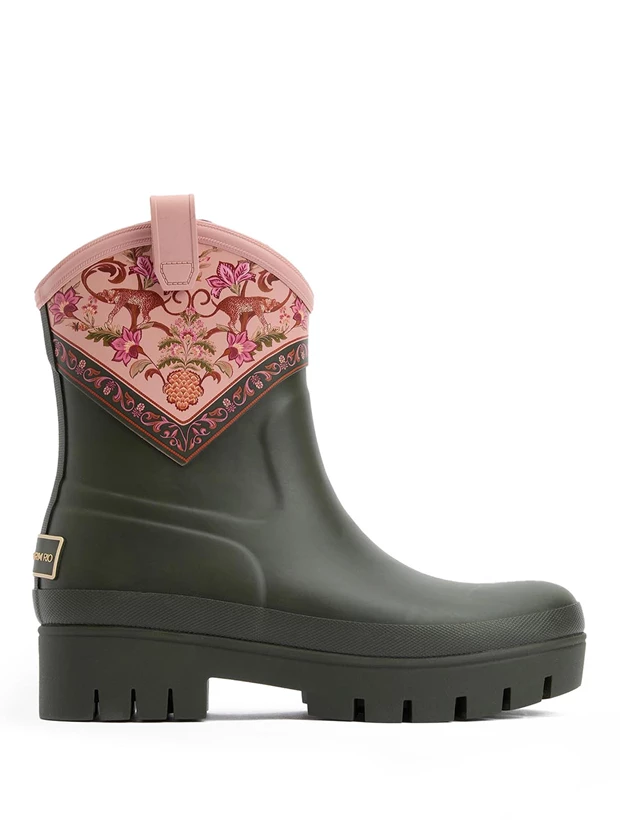 Γαλότσες συλλογής Barbour x Farm Rio, attica.