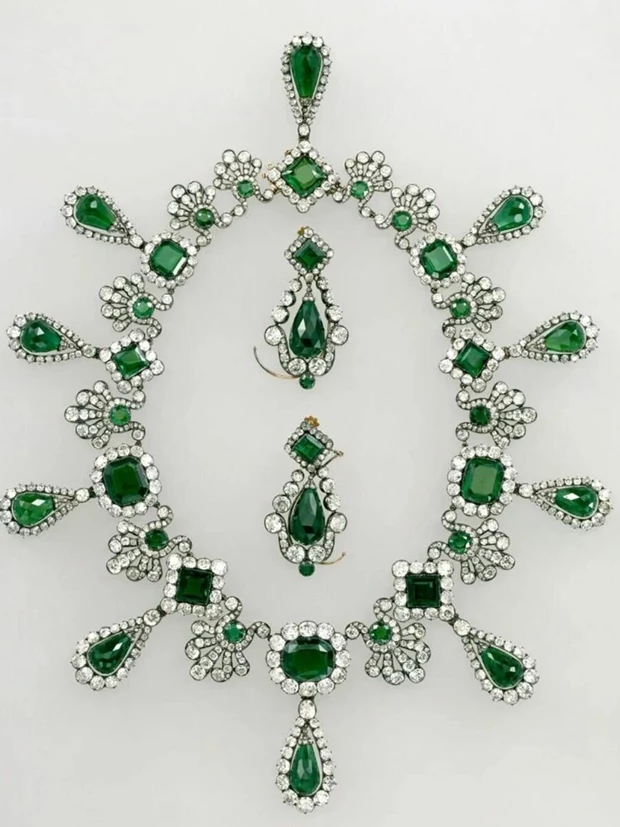 Σμαραγδένιο κολιέ από το σετ της αυτοκράτειρας Μαρίας Λουίζας