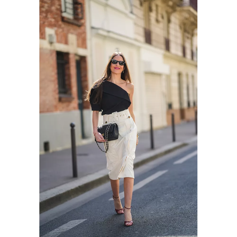 One-shoulder τοπ + midi φούστα + πέδιλα