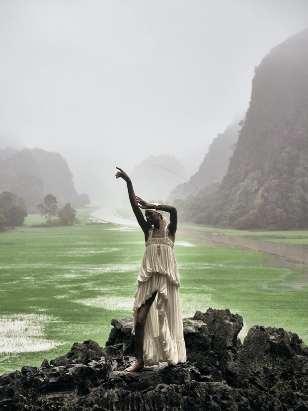 From the Magazine | Η γαλήνη και η αισθητική της Ανατολής εμπέουν τα κομμάτια του καλοκαιριού