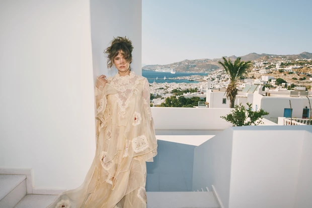 Η Maia Mitchell μιλάει στο Harper's Bazaar για το πρώτο της ταξίδι στην Ελλάδα