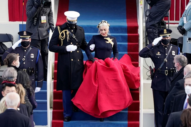 Lady Gaga | Αποκάλυψε τι συμβόλιζε η καρφίτσα και το φόρεμα της στην ορκωμοσία του Joe Biden