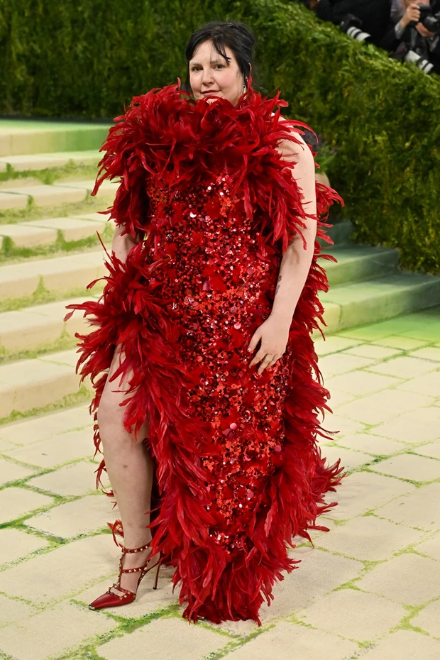Η Lena Dunham με κόκκινα ankle-strap heels στο κόκκινο χαλί του Met Gala 2026