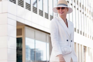 Ξεχάστε για λίγο τα παστέλ | Αυτά τα bold χρώματα επιλέγουν για το καλοκαίρι οι fashion insiders