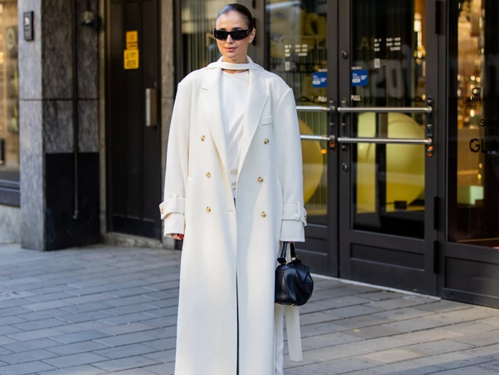 Το off-white παλτό που θα αντικαταστήσει τα σκούρα το φετινό χειμώνα