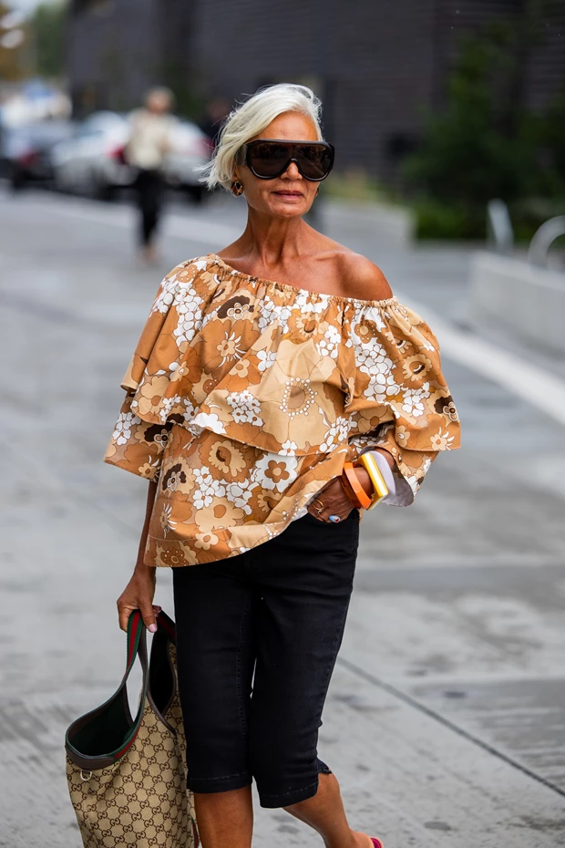 έντονο print τοπ λάθος styling γυναίκα άνω των 50