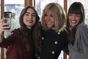 Emily in Paris | Η πρωταγωνίστρια ονειρεύεται μια διαφορετική πόλη από τη Ρώμη ή το Παρίσι για τη συνέχεια της σειράς