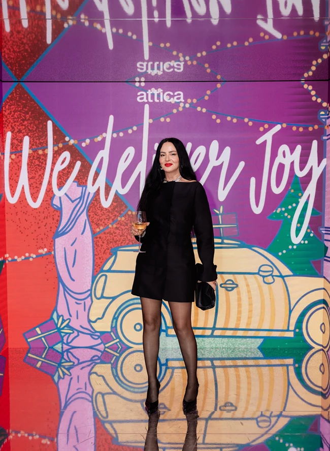 H Zενεβιέβ Μαζαρί με outfit JACQUEMUS, attica.