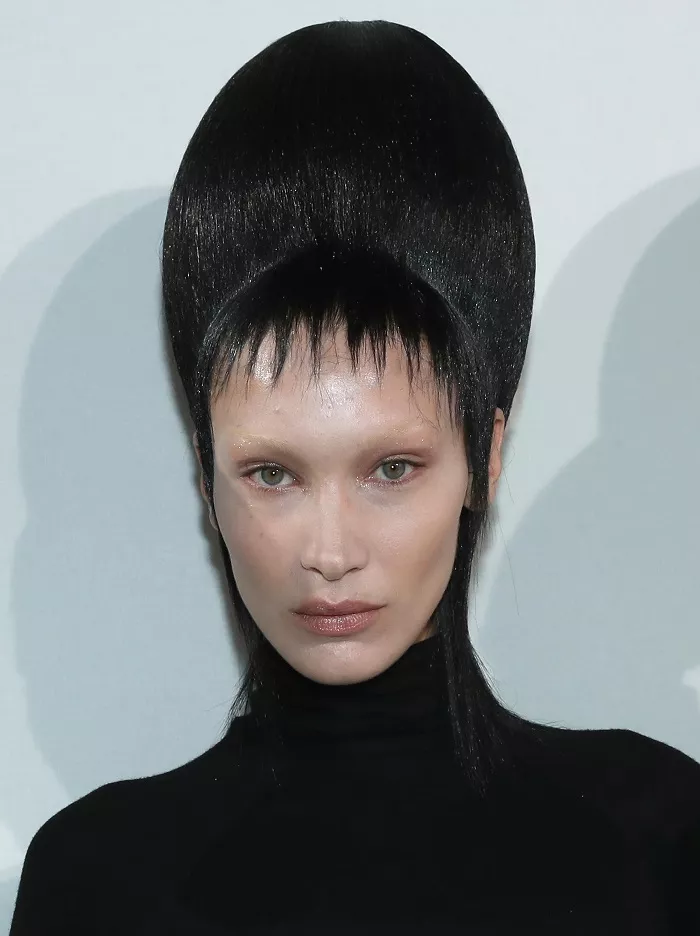 Haider Ackermann: Ανύπαρκτα φρύδια και έντονα bouffants