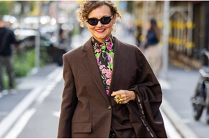 Πώς θα δείχνετε chic φορώντας μια μαύρη φούστα