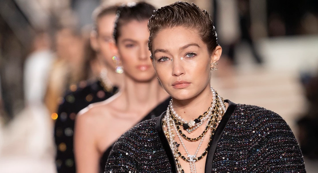 10 φορές που η Kaia Gerber απέδειξε πως είναι το απόλυτο beauty icon