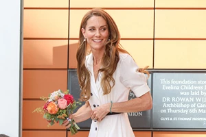 Το καρό φόρεμα της Kate Middleton είναι αυτό που αξίζει να πάρετε μαζί σας στη βαλίτσα των διακοπών