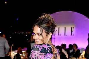 Η Halle Berry ξαναφόρεσε τη δημιουργία των Όσκαρ του 2002 που έγραψε ιστορία